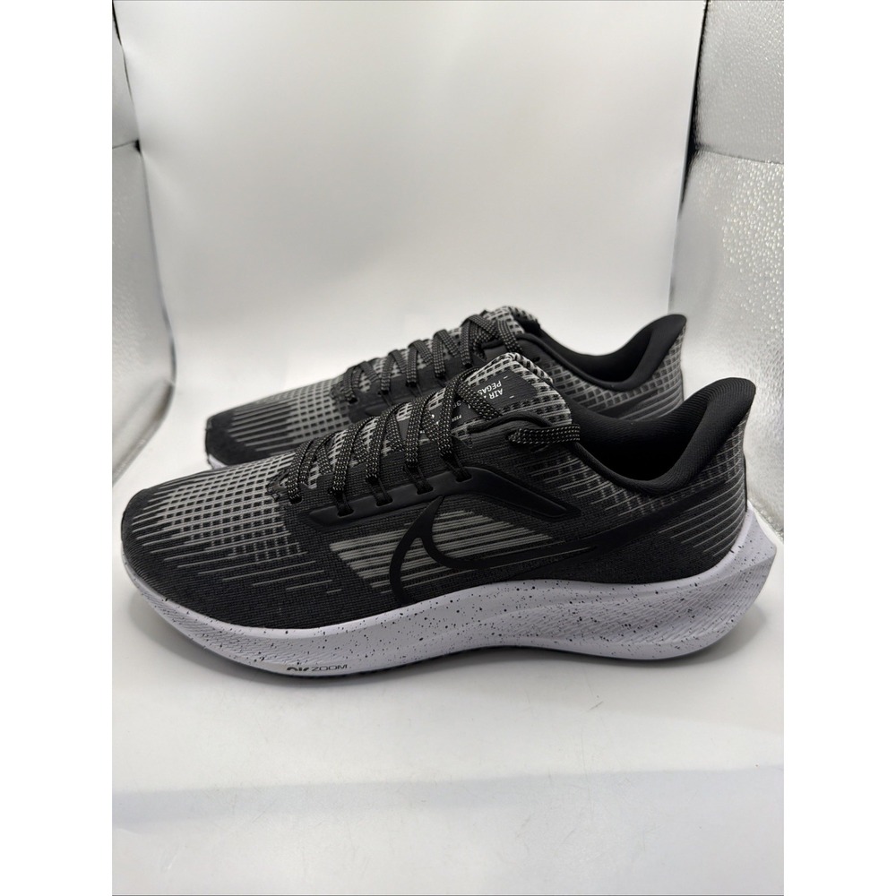 Nike Air Zoom Pegasus 39 "Black /Dark Smoke Grey Size Women's 10, Men's 8.5. New
